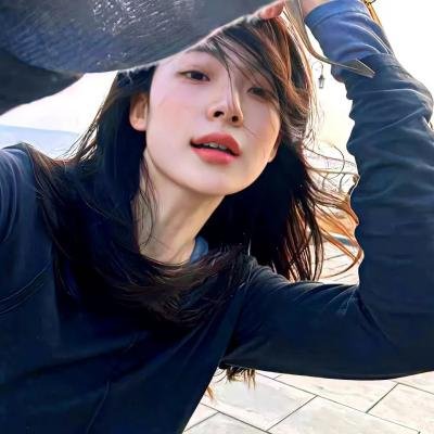 港台老牌艺人被曝恋情细节流出，前后半年机场画面流出